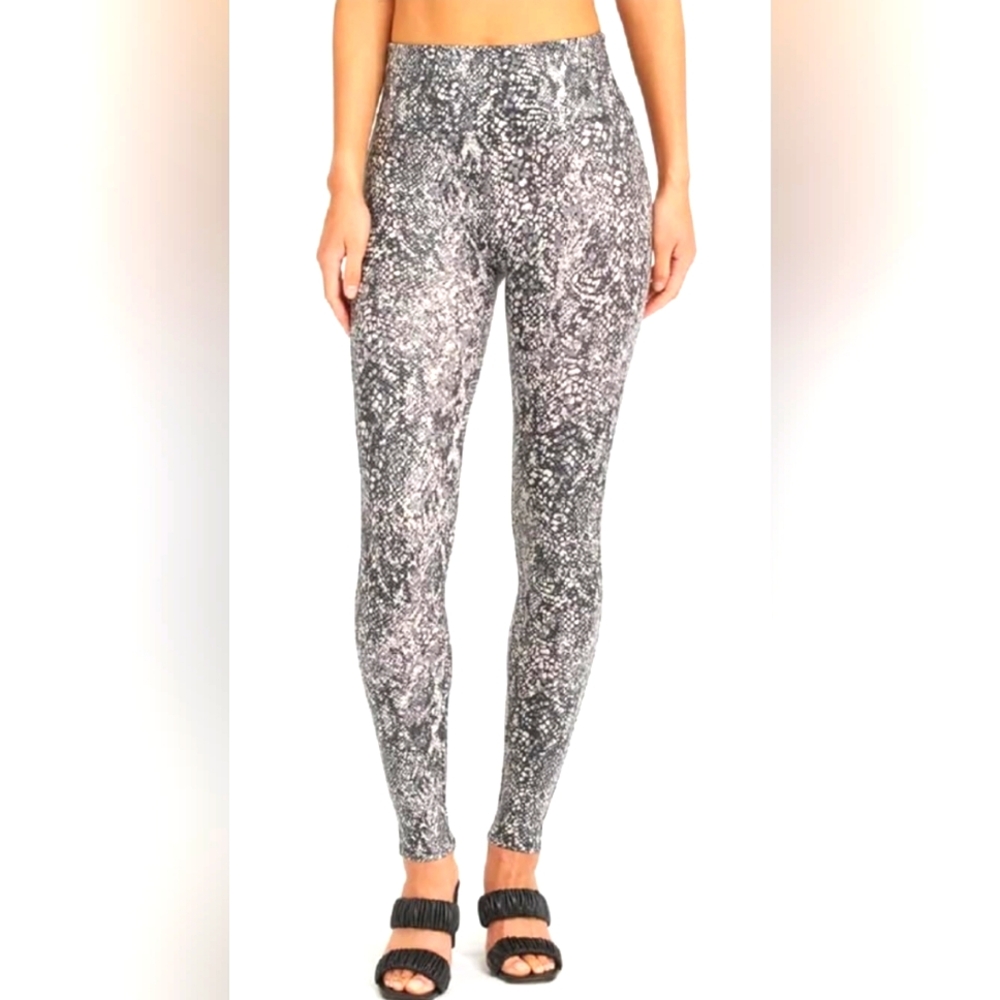 NWT! SPANX Gray faux leather snake- shine leggings Sz M